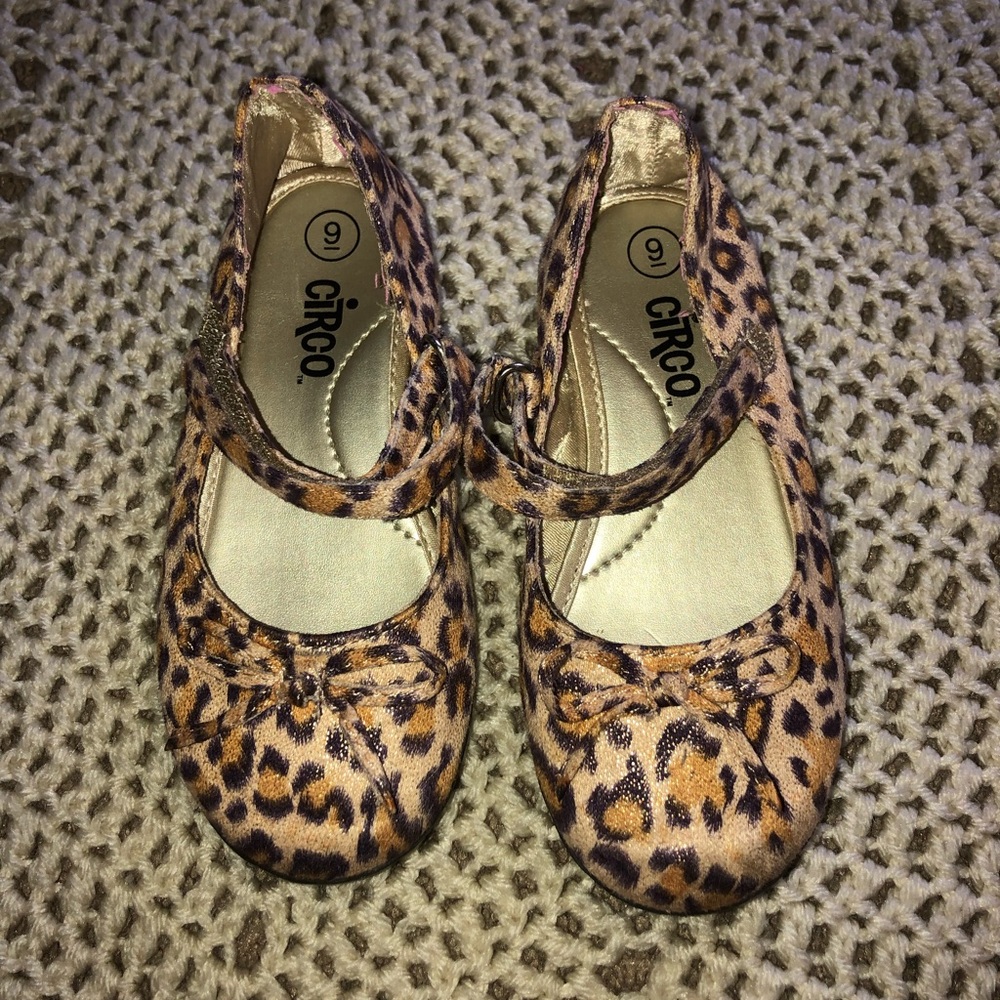 Leopard print Velcro snap shoes